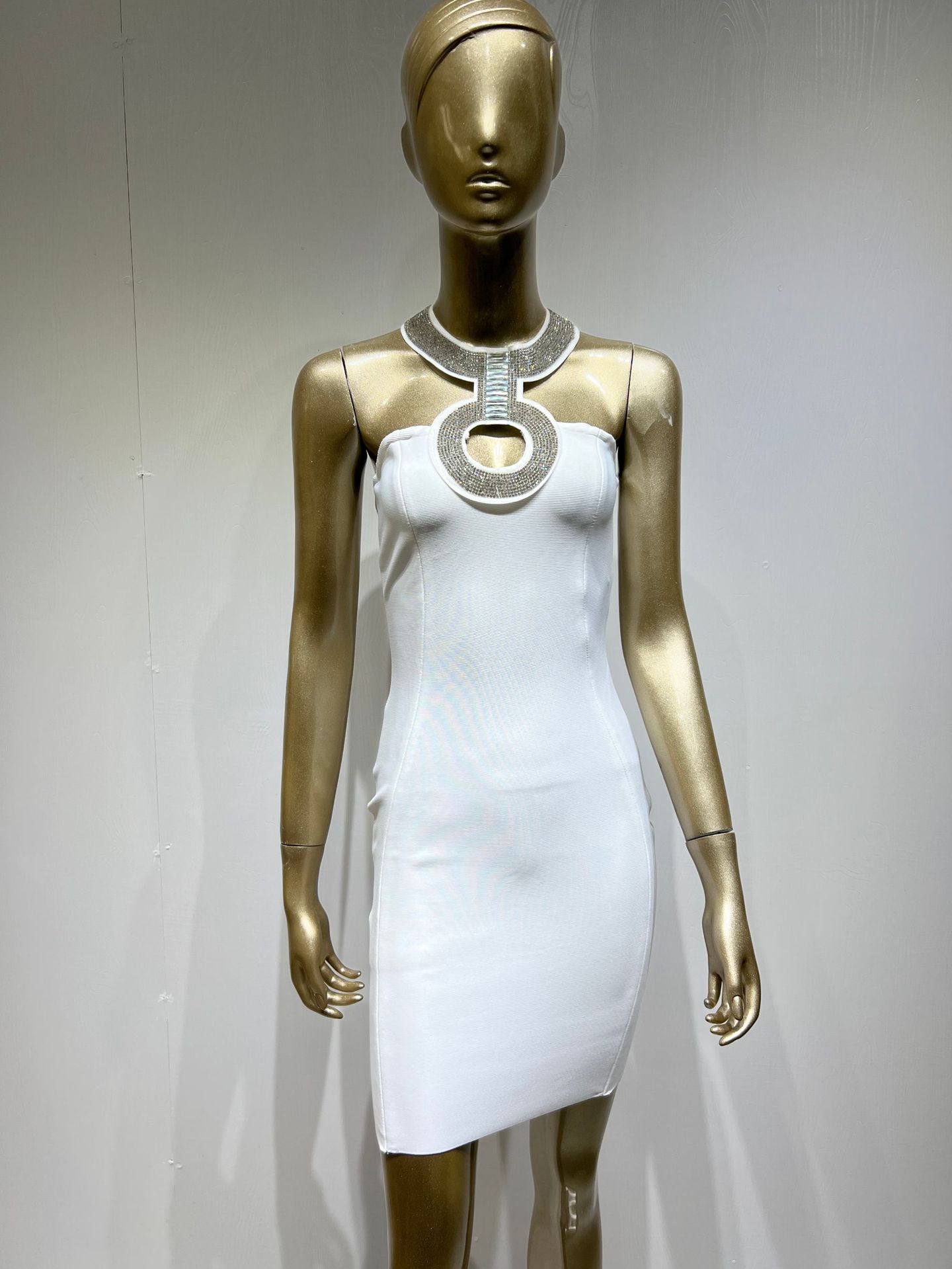 Vestido con Cuello y Collar de Diamantes